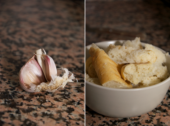 Alcuni ingredienti dell'ajo blanco: aglio e pane.