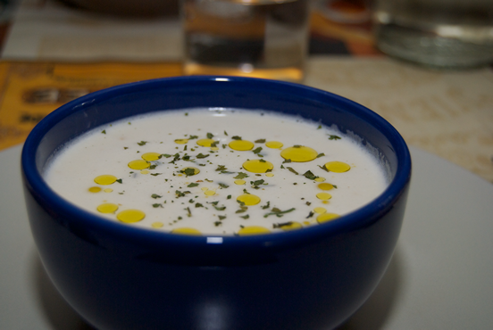 Foto di una ciotola di ajo blanco