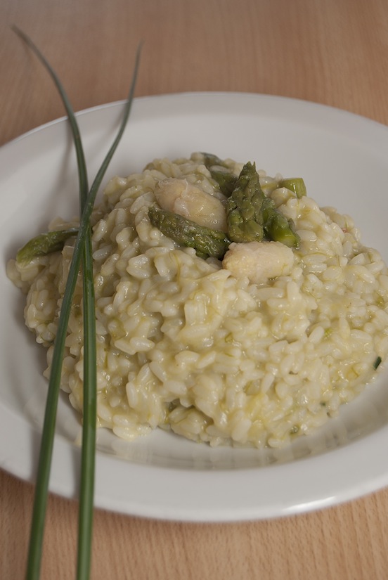 Risotto con asparagi, parmigiano e erba cipollina