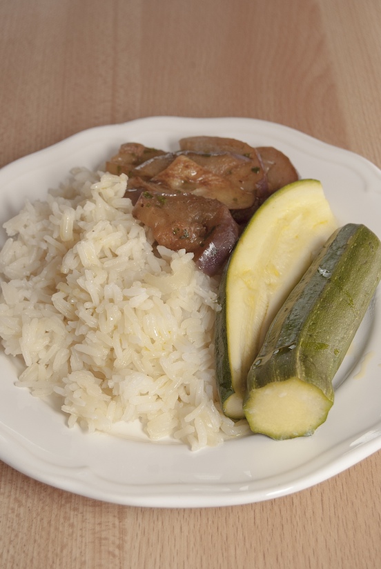 Riso pilaf con melanzane saltate e zucchine al vapore