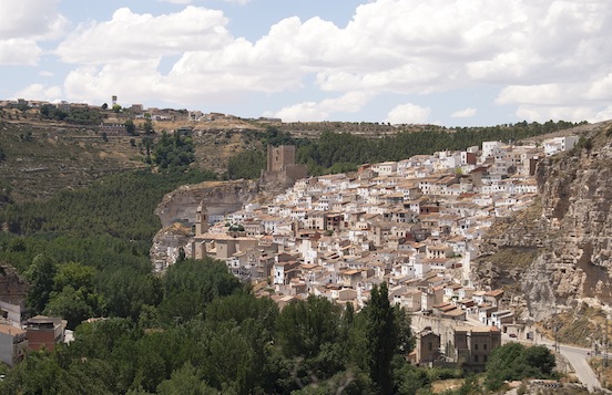 Arrivo ad Alcala del Jucar - vista dall'alto del paese