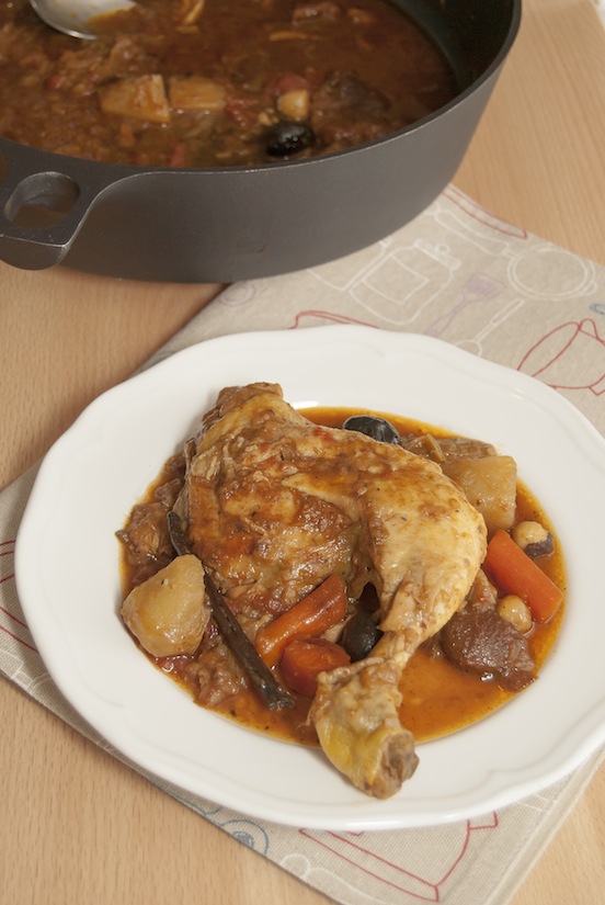 Tagine di pollo con porro, albicocche e nocciole