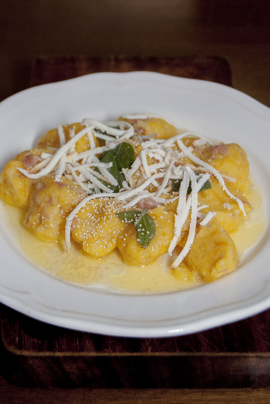 Gnocchi di zucca e speck, con ricottta affumicata