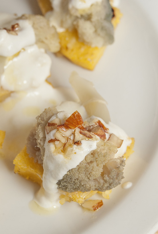 Polenta con cavolfiore viola e mandorle