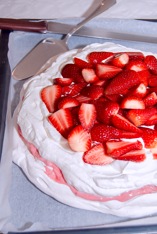 Pavlova di fragole fresche e curd di ribes rosso