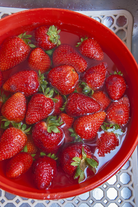 Crumble di fragole - pulizia delle fragole