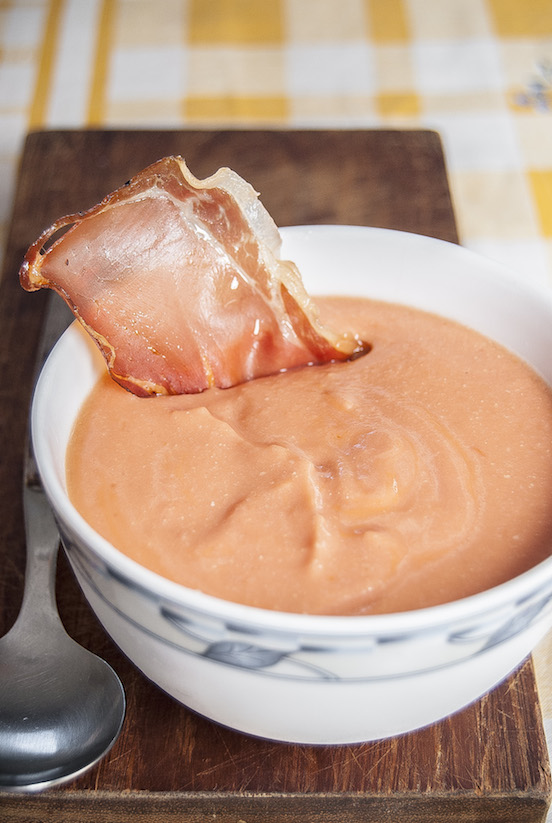 Salmorejo con chip di speck