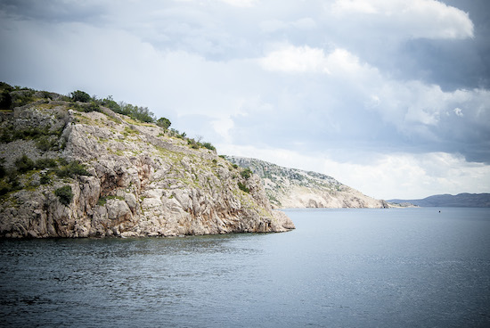 Costa croata, dal ferryboat. Verso Pag