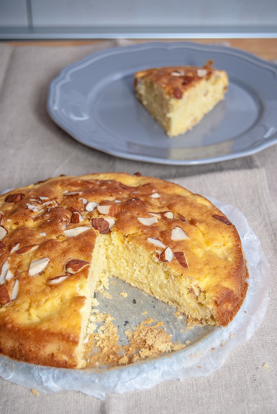 Torta con mele, arancia e mandorle