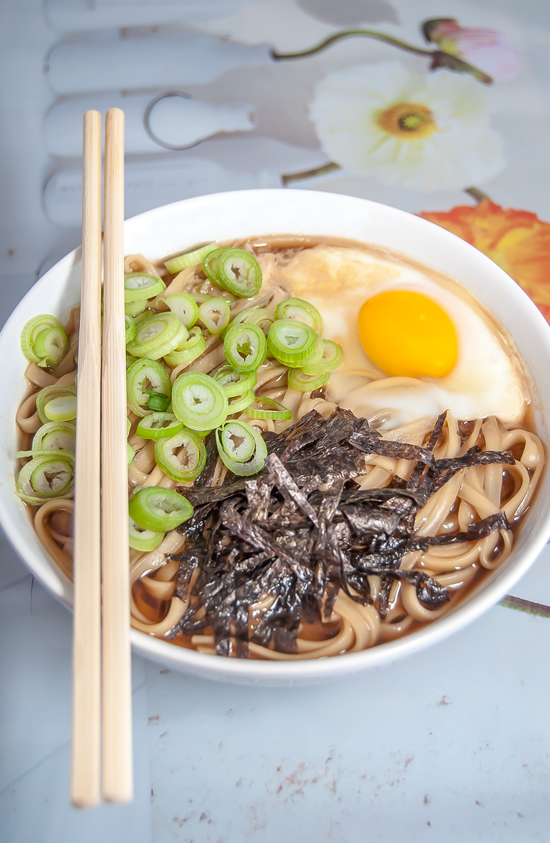 Noodle preparati come soba in brodo